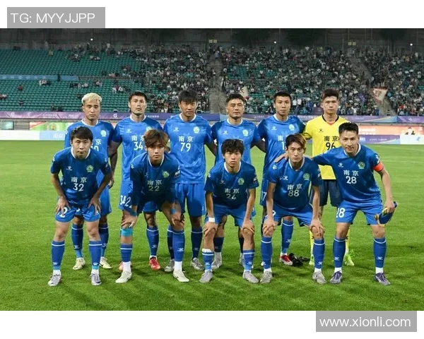 蓝色足球明星的魅力与风采展现了青春活力与运动精神的完美结合